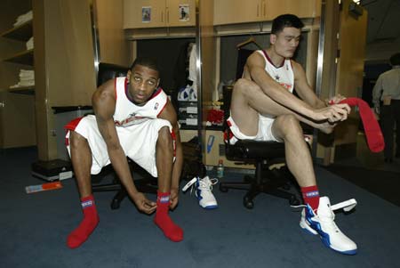 快船新星崭露锋芒 替补砍17分大胜老鹰终结五连败（替补新星轰17分助快船大胜老鹰 终结五连败）