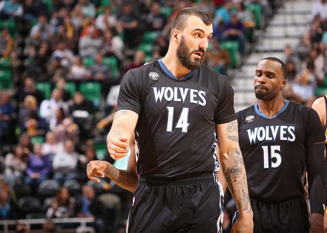 波波维奇&邓肯一同在包厢里观看马刺vs雷霆的比赛 老爷子略显憔悴（波波维奇与邓肯包厢同观马刺VS雷霆，老帅神情略显憔悴）