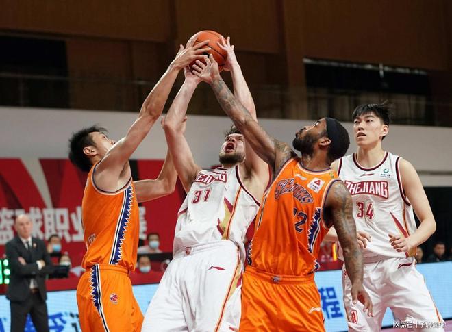 曼联最青睐的中场引援目标身价或将超过1亿英镑。（曼联看中的中场标价或将破亿英镑）