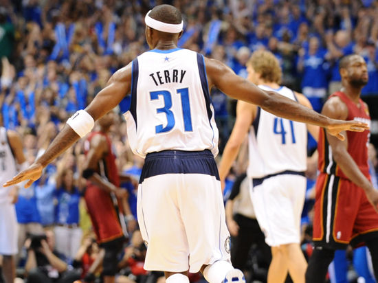 迈阿密国际4-0辛辛那提晋级四强，梅西助攻戴帽+头球破门，阿连德双响（迈阿密国际4比0横扫辛辛那提闯入四强：梅西助攻帽子戏法+头球得分，阿连德梅开二度）