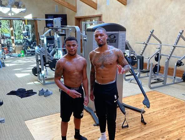 早报：米兰双雄均无缘意超杯决赛（早讯：AC米兰与国际米兰均无缘意大利超级杯决赛）