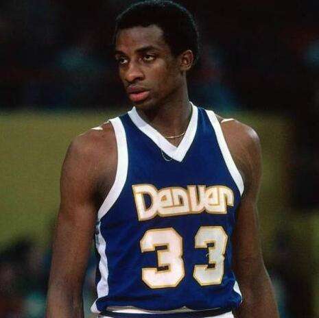 这11月全胜的马竞放到英超踢得过富勒姆吗？（11月全胜的马竞若征战英超，能赢富勒姆吗？）