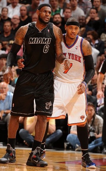 湾湾美女球迷穿老詹球衣看湖人：人生一定要去看一场NBA（台湾美女球迷穿詹姆斯球衣现场看湖人：人生至少要看一次NBA）