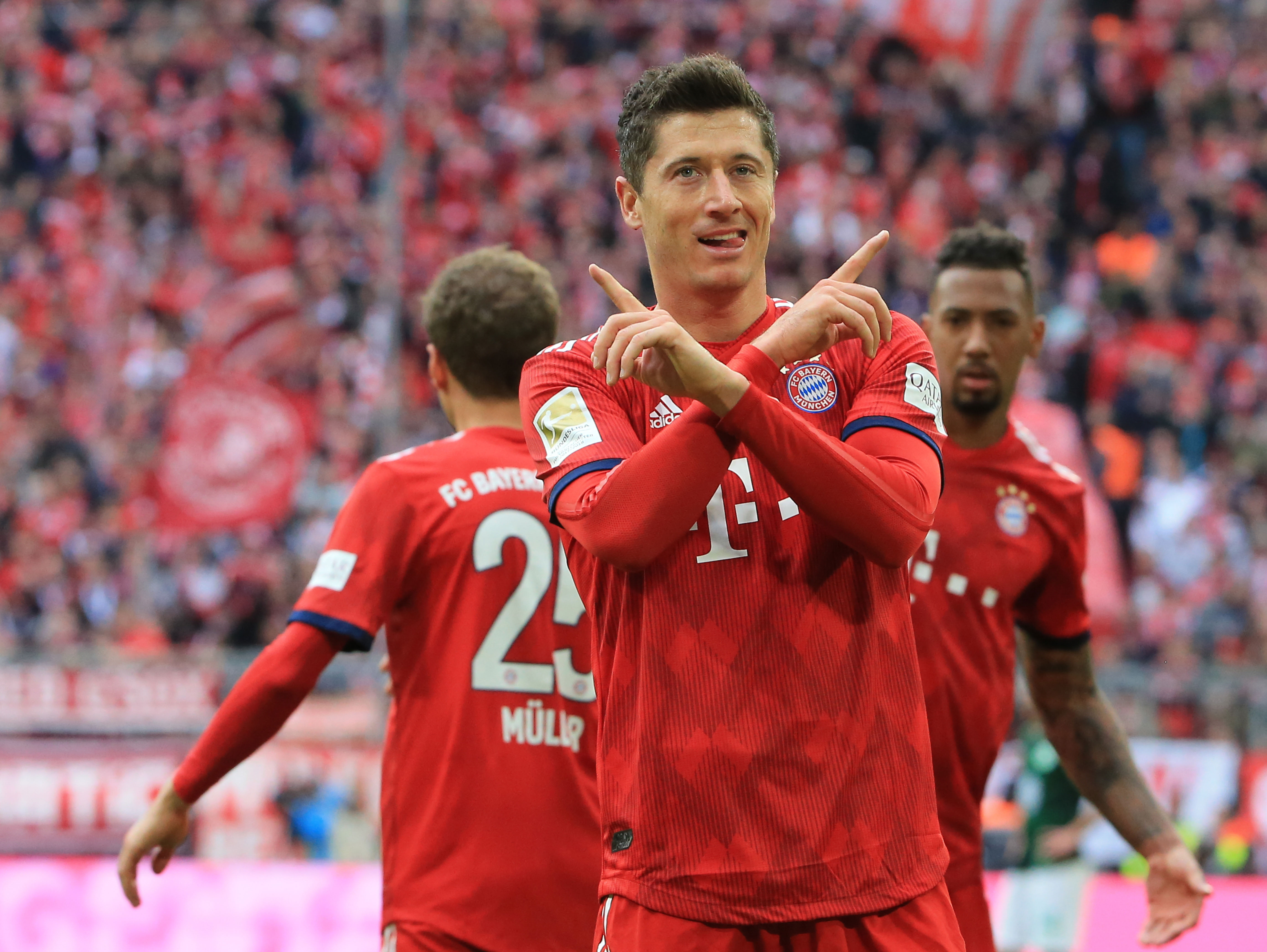 吕文君庆祝夺冠：是海港的三连冠，更是上海的三连冠（吕文君：不仅是海港三连冠，也是上海的三连冠）