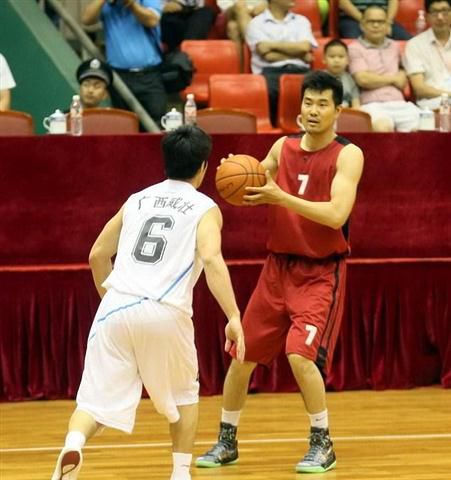 关键先生！高诗岩4中2得到8分5板8助&关键时刻拯救球队（高诗岩成关键先生：4投2中砍下8分5板8助，关键时刻力挽狂澜）