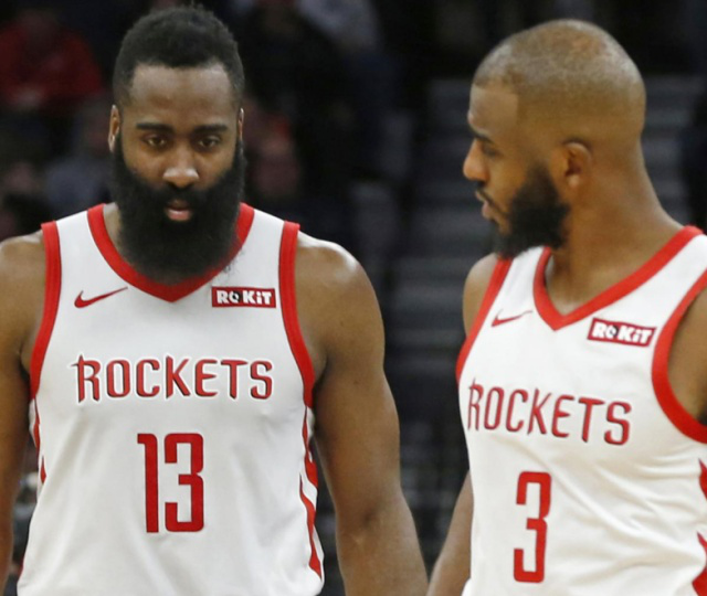 状态出色！狄龙半场16中8轰20分4板（手感火热！狄龙半场16投8中砍下20分4篮板）