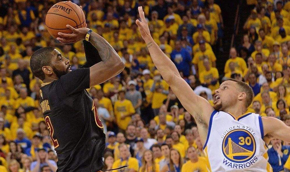 乾坤大挪移！恩比德接球转身背筐出手 球打板进筐还要加罚（神乎其技！恩比德背身接球转身打板命中再获加罚）