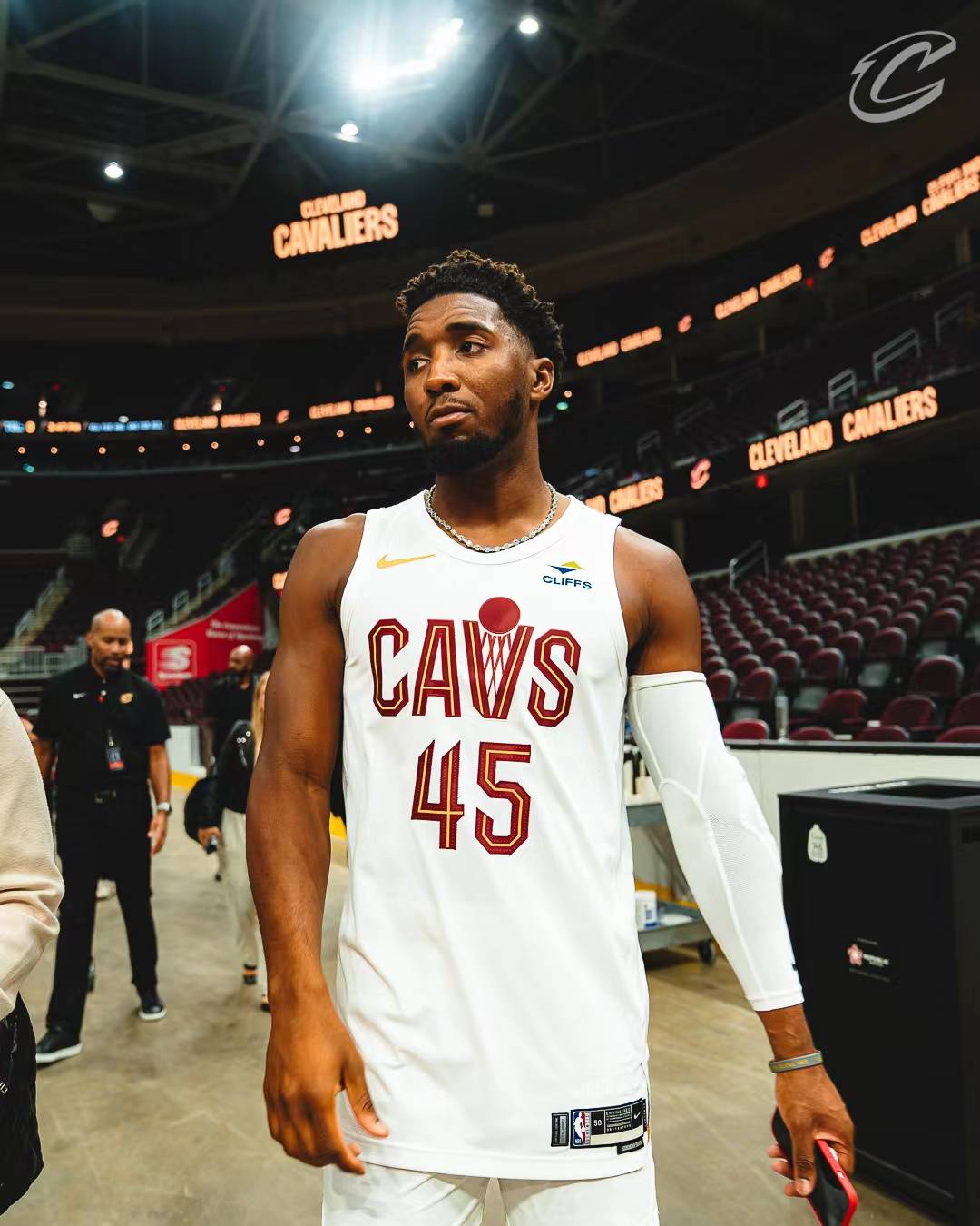 NBA漫谈｜乔丹职业生涯十大封神比赛：超越人类极限的时刻！（NBA杂谈｜乔丹生涯十大名局：那些超越人类极限的瞬间）