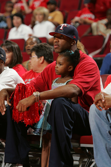 足球国足U19又赢球，晋级希望大增（U19国足再度取胜，晋级前景大好）