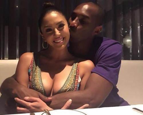 盘活球队进攻！康宁汉姆半场13分7助攻带队咬住比分（康宁汉姆半场13分7助攻激活火力，率队紧咬比分）