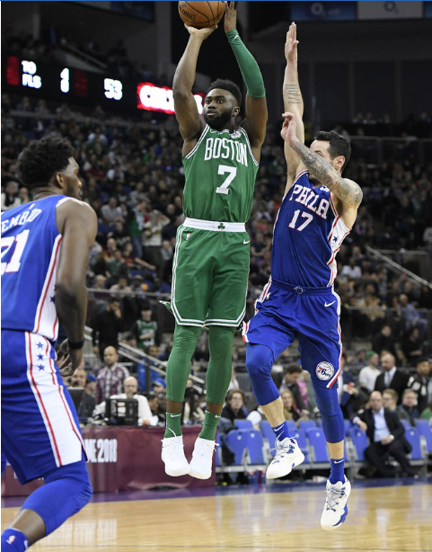 战皇马赛前阿诺德壁画被破坏，旁边写着“叛徒”和“再见”（战皇马前，阿诺德壁画被毁，旁留“叛徒”“再见”字样）