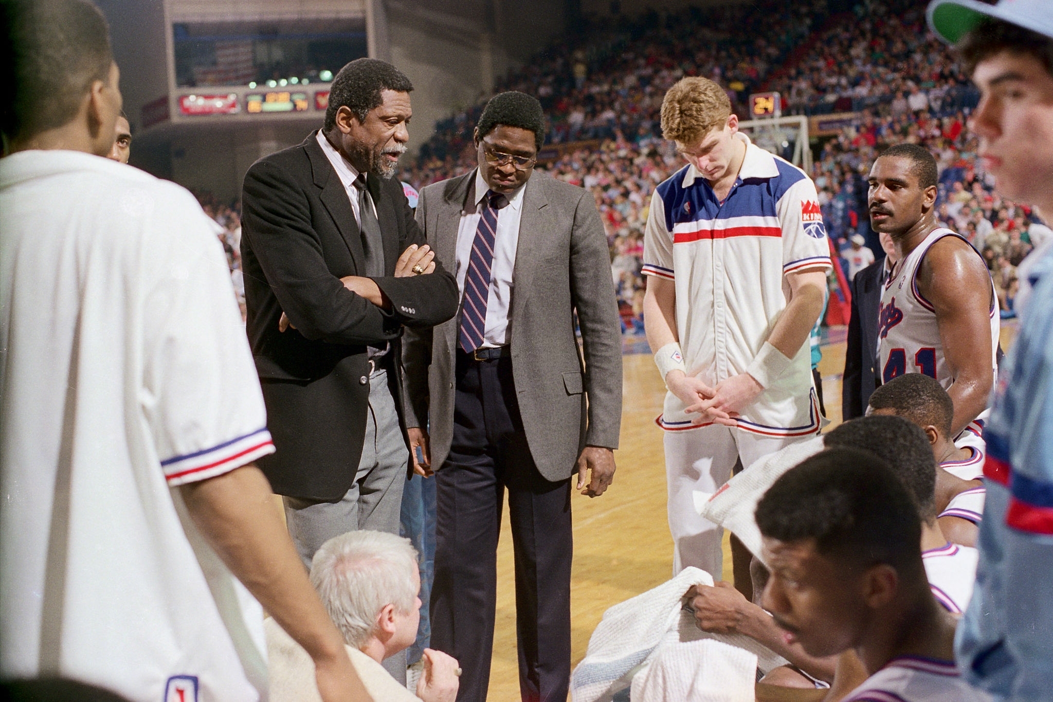 NBA杯决赛半场：瓦塞尔12分，马刺61-59尼克斯（NBA杯决赛半场战报：马刺61-59暂领先尼克斯，瓦塞尔砍下12分）