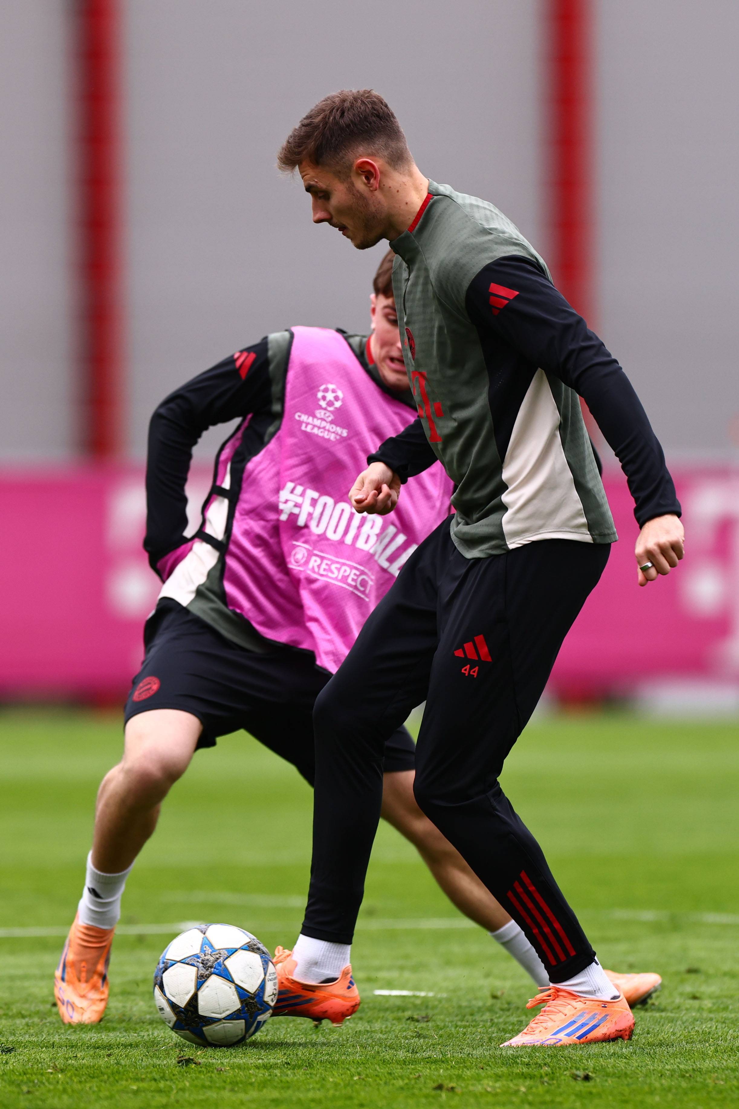 美记：鲍尔默对快船这帮人有种疯狂的执念，他们不会彻底重建（美媒：鲍尔默对快船这批球员极度执着，球队无意全面重建）