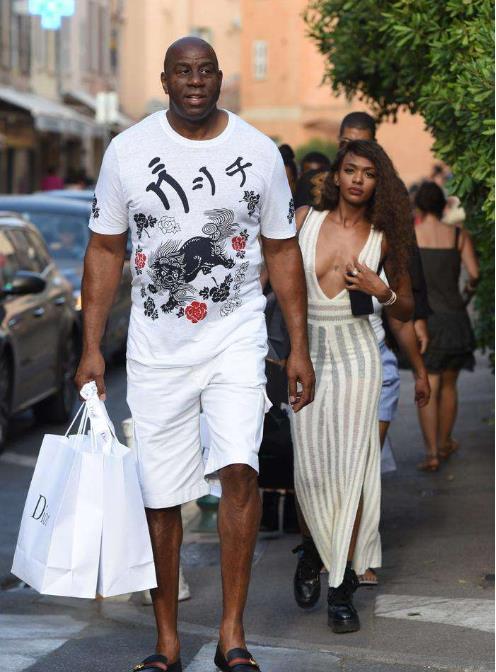 斯帕伊奇庆祝足协杯夺冠：为奖杯感到自豪，更为球队感到骄傲（斯帕伊奇欢庆足协杯封王：奖杯值得自豪，球队更令他骄傲）