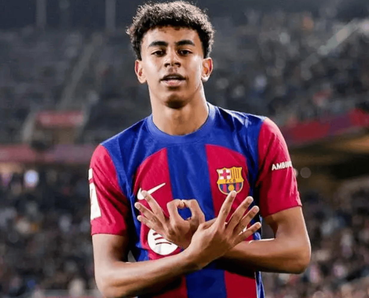 瑞士国脚曼赞比：扎卡是一名非常棒的队长，很高兴我们拥有他（瑞士国脚曼赞比：扎卡是杰出的队长，能与他同队让我非常高兴）