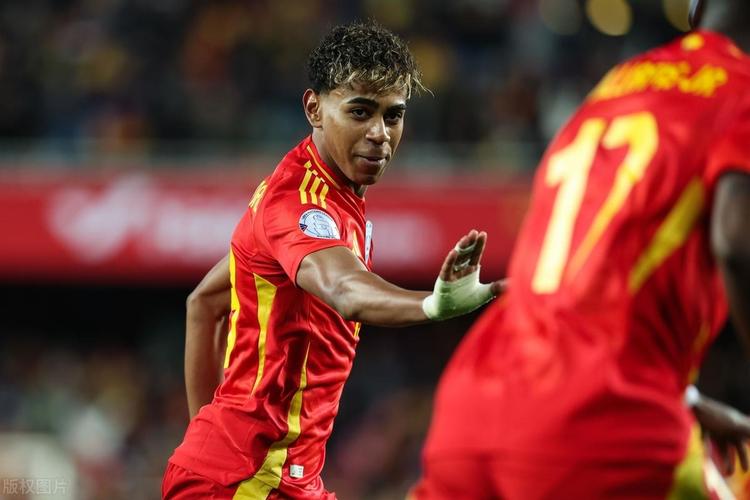 探寻申京的足球之路：从被误解到展现实力（申京的绿茵之旅：从质疑到高光时刻）