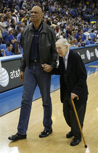 湖人詹姆斯关键三分带队取胜太阳（詹姆斯命中关键三分，湖人力克太阳）