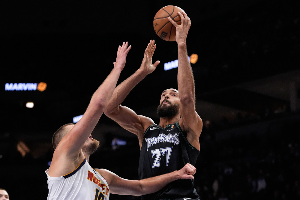 敢打敢拼！贾昊10中5拿到13分5板2助 4前场板（拼劲十足！贾昊10投5中砍下13分5篮板2助攻，抢下4个前场篮板）