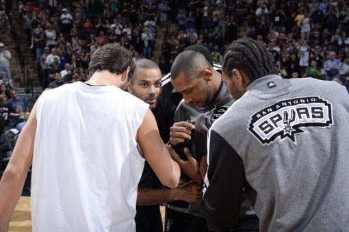 贾顺浩获英国杰出校友奖：盼更多中国年轻球员或教练继续开拓（贾顺浩荣膺英国杰出校友奖，期待更多中国青年球员与教练勇于开拓）