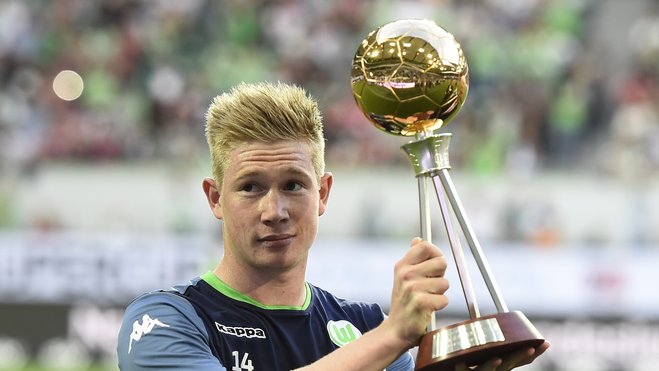 尤文航班延误，挪威当地球迷抓紧机会在机场与他们合影留念（尤文航班晚点，挪威球迷趁机在机场合影）