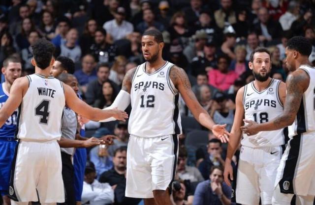 英超前瞻：狼队开局14轮不胜沦为鱼腩，曼联冲击欧战区（英超展望：狼队前14轮无胜势成弱旅，曼联剑指欧战席位）